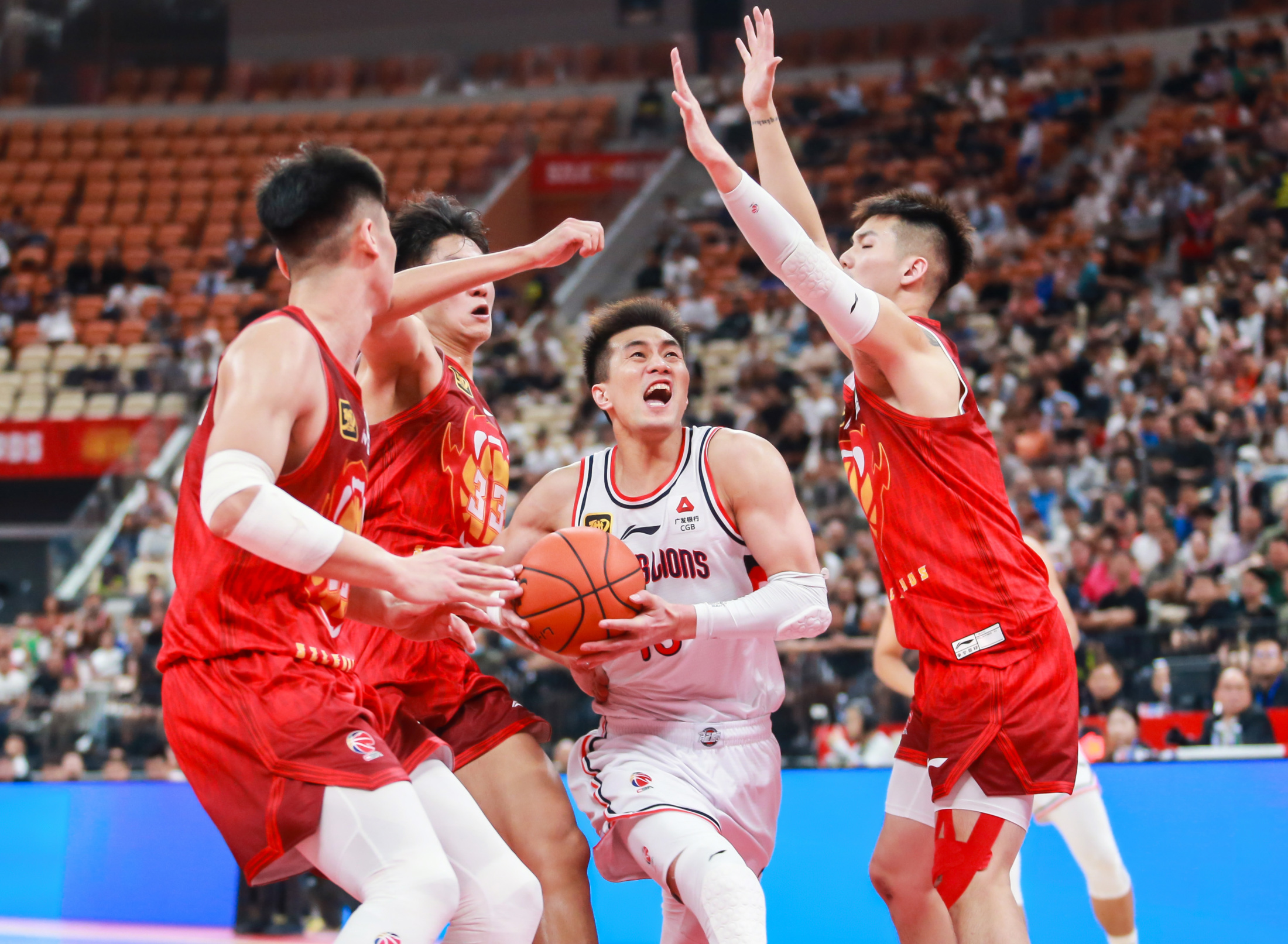 爱游戏中国-中超今夜走向成谜，广州队遗憾出局，目标明确，身体对抗强度拉满